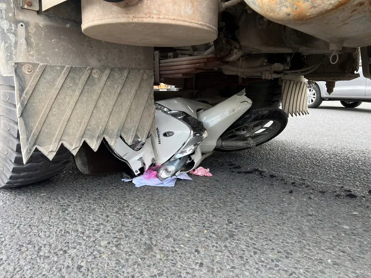 Va chạm với xe bồn, 2 phụ nữ đi xe máy tử vong - Ảnh 3.