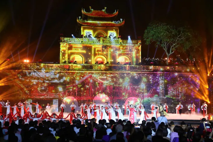 Hà Nội - Bản hùng ca phố: Cờ hoa rợp trời, tràn đầy cảm xúc hùng tráng - Ảnh 1. Hà Nội - Bản hùng ca phố: Cờ hoa rợp trời, tràn đầy cảm xúc hùng tráng - Ảnh 1.