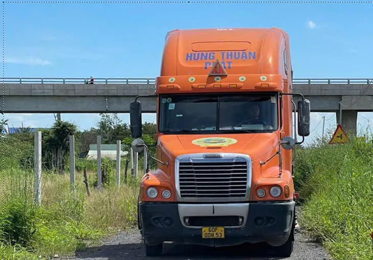 Đồng Nai: Phát hiện 2 xe container chở chất thải lỏng đổ xuống suối - Ảnh 1. Đồng Nai: Phát hiện 2 xe container chở chất thải lỏng đổ xuống suối - Ảnh 1.