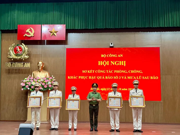 Lực lượng công an ngày đêm không quản ngại gian khổ giúp dân trong bão lũ - Ảnh 8. Lực lượng công an ngày đêm không quản ngại gian khổ giúp dân trong bão lũ - Ảnh 8.
