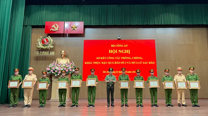 Lực lượng công an ngày đêm không quản ngại gian khổ giúp dân trong bão lũ - Ảnh 10. Lực lượng công an ngày đêm không quản ngại gian khổ giúp dân trong bão lũ - Ảnh 10.