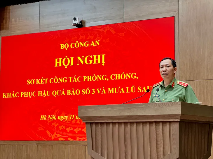 Lực lượng công an ngày đêm không quản ngại gian khổ giúp dân trong bão lũ - Ảnh 1. Lực lượng công an ngày đêm không quản ngại gian khổ giúp dân trong bão lũ - Ảnh 1.