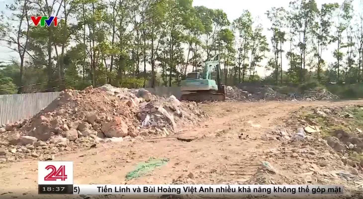 Tái diễn tình trạng đổ trộm chất thải công nghiệp ở Đông Anh - Ảnh 1. Tái diễn tình trạng đổ trộm chất thải công nghiệp ở Đông Anh - Ảnh 1.