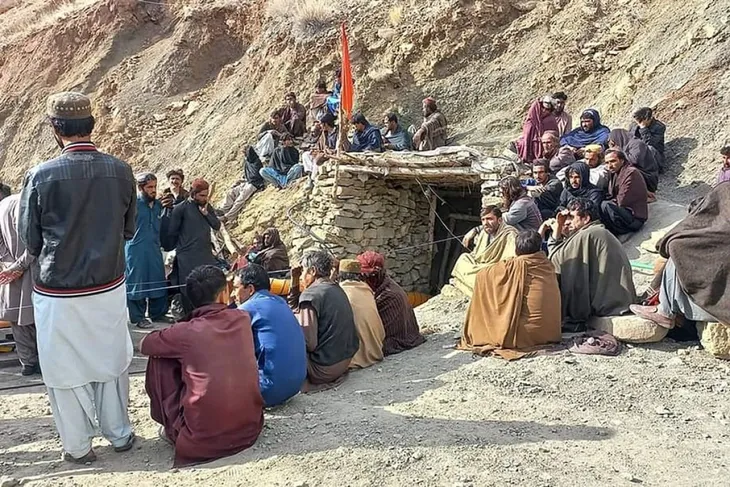 Hàng chục tay súng sát hại 21 thợ mỏ ở Pakistan - Ảnh 1. Hàng chục tay súng sát hại 21 thợ mỏ ở Pakistan - Ảnh 1.