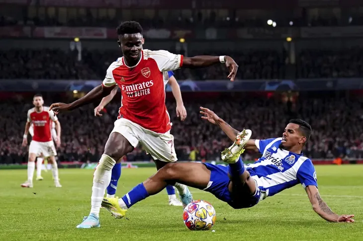 Bukayo Saka chấn thương: Arsenal lo sốt vó trước cuộc đua Premier League - Ảnh 1. Bukayo Saka chấn thương: Arsenal lo sốt vó trước cuộc đua Premier League - Ảnh 1.
