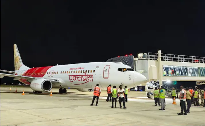 Máy bay Air India Expres hạ cánh khẩn cấp do sự cố kỹ thuật - Ảnh 2. Máy bay Air India Expres hạ cánh khẩn cấp do sự cố kỹ thuật - Ảnh 2.