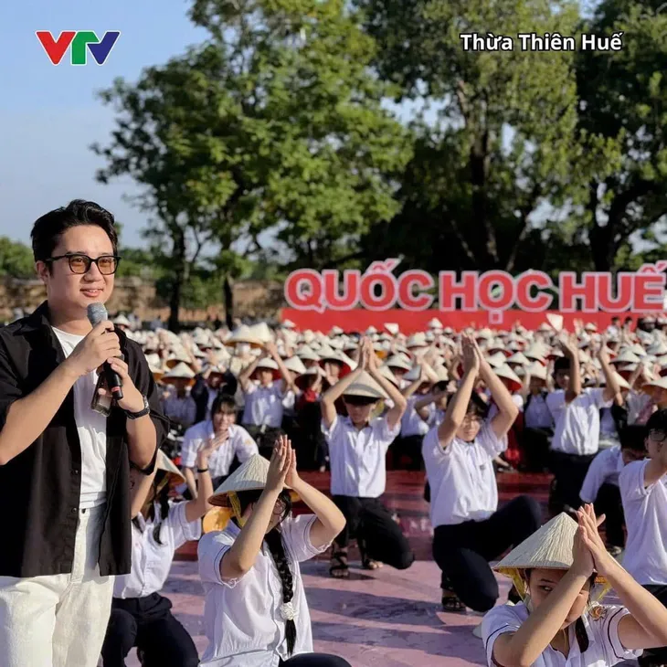 MC Sơn Lâm được tiếng mát tay, 2 năm liên tiếp dẫn điểm cầu vô địch - Ảnh 2. MC Sơn Lâm được tiếng mát tay, 2 năm liên tiếp dẫn điểm cầu vô địch - Ảnh 2.