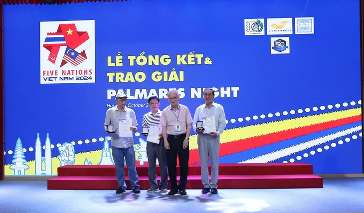 Việt Nam đạt 3 Giải Vàng tại Triển lãm Tem năm nước - Việt Nam 2024 - Ảnh 4. Việt Nam đạt 3 Giải Vàng tại Triển lãm Tem năm nước - Việt Nam 2024 - Ảnh 4.