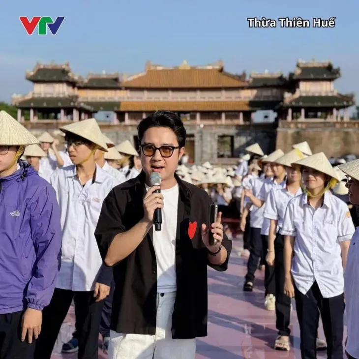 MC Sơn Lâm được tiếng mát tay, 2 năm liên tiếp dẫn điểm cầu vô địch - Ảnh 3. MC Sơn Lâm được tiếng mát tay, 2 năm liên tiếp dẫn điểm cầu vô địch - Ảnh 3.