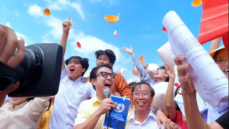 MC Sơn Lâm được tiếng mát tay, 2 năm liên tiếp dẫn điểm cầu vô địch - Ảnh 5. MC Sơn Lâm được tiếng mát tay, 2 năm liên tiếp dẫn điểm cầu vô địch - Ảnh 5.