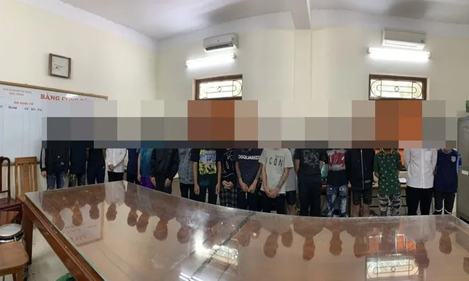 Khởi tố nhóm thanh niên cầm hung khí đánh nhau làm bị thương người đi đường - Ảnh 1. Khởi tố nhóm thanh niên cầm hung khí đánh nhau làm bị thương người đi đường - Ảnh 1.