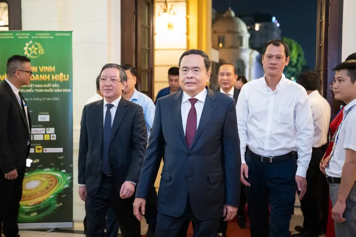 Chủ tịch Quốc hội dự lễ tôn vinh Nông dân Việt Nam xuất sắc, HTX tiêu biểu toàn quốc 2024 - Ảnh 1. Chủ tịch Quốc hội dự lễ tôn vinh Nông dân Việt Nam xuất sắc, HTX tiêu biểu toàn quốc 2024 - Ảnh 1.