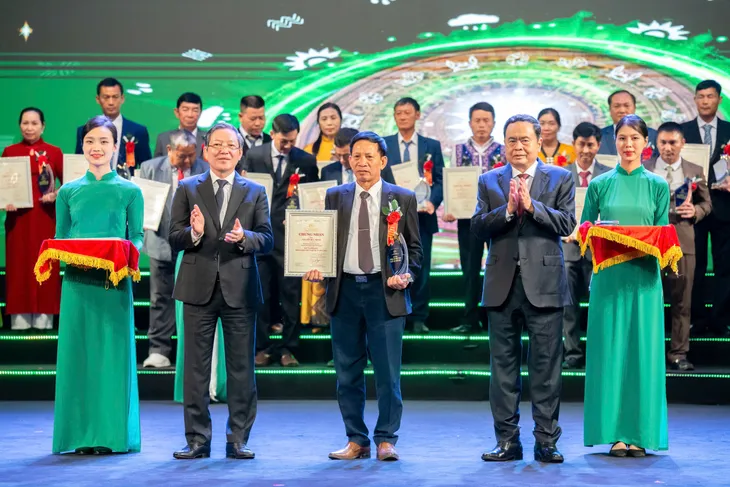 Chủ tịch Quốc hội dự lễ tôn vinh Nông dân Việt Nam xuất sắc, HTX tiêu biểu toàn quốc 2024 - Ảnh 5. Chủ tịch Quốc hội dự lễ tôn vinh Nông dân Việt Nam xuất sắc, HTX tiêu biểu toàn quốc 2024 - Ảnh 5.