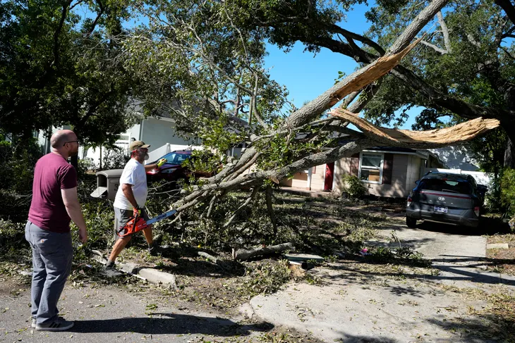 Thiệt hại nặng nề và nỗ lực tái thiết sau siêu bão Milton ở bang Florida, Mỹ - Ảnh 3. Thiệt hại nặng nề và nỗ lực tái thiết sau siêu bão Milton ở bang Florida, Mỹ - Ảnh 3.