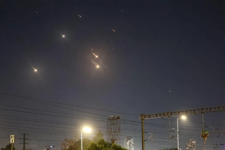 Mỹ triển khai hệ thống phòng thủ tên lửa tầm cao THAAD đến Israel - Ảnh 3. Mỹ triển khai hệ thống phòng thủ tên lửa tầm cao THAAD đến Israel - Ảnh 3.