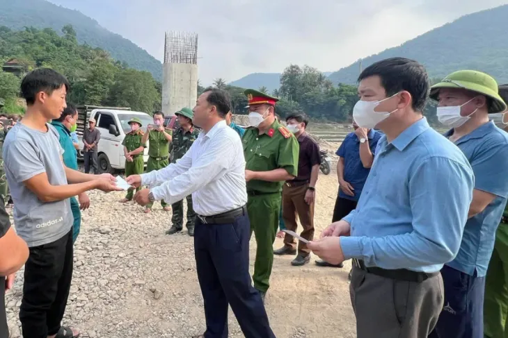 Tìm thấy thi thể học sinh lớp 8 bị nước cuốn trôi ở Nghệ An - Ảnh 2. Tìm thấy thi thể học sinh lớp 8 bị nước cuốn trôi ở Nghệ An - Ảnh 2.