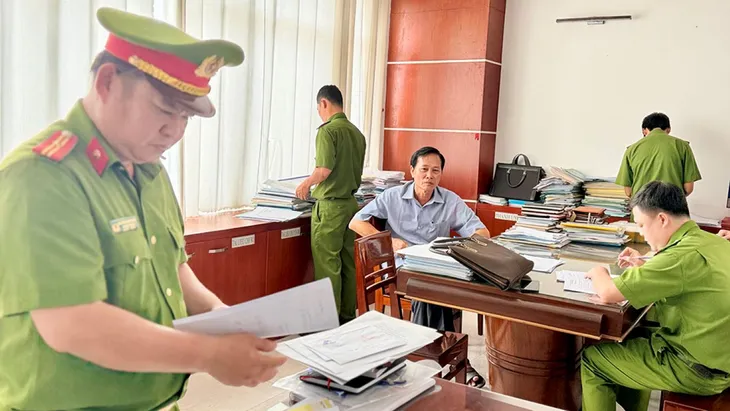 Khai trừ Đảng 2 nguyên Phó Chủ tịch UBND TP Long Xuyên - Ảnh 2. Khai trừ Đảng 2 nguyên Phó Chủ tịch UBND TP Long Xuyên - Ảnh 2.