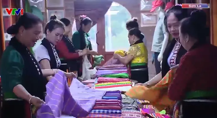 Phụ nữ Mộc Châu vươn lên làm giàu, phát triển du lịch và giữ gìn văn hóa bản địa - Ảnh 1. Phụ nữ Mộc Châu vươn lên làm giàu, phát triển du lịch và giữ gìn văn hóa bản địa - Ảnh 1.