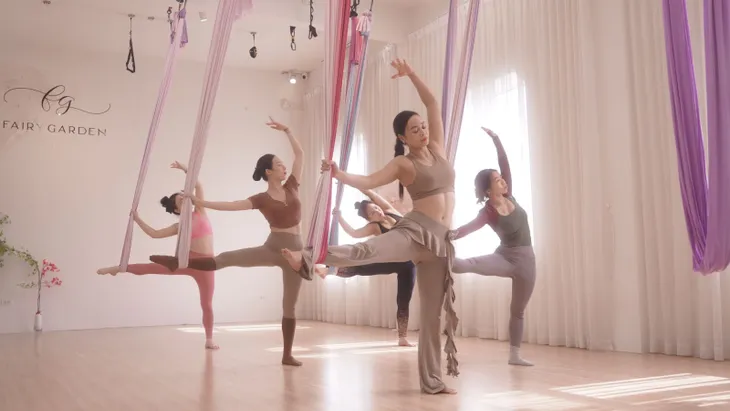 Yoga bay: Môn thể thao kết hợp nghệ thuật và tăng cường sức khỏe - Ảnh 1. Yoga bay: Môn thể thao kết hợp nghệ thuật và tăng cường sức khỏe - Ảnh 1.
