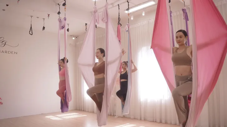 Yoga bay: Môn thể thao kết hợp nghệ thuật và tăng cường sức khỏe - Ảnh 2. Yoga bay: Môn thể thao kết hợp nghệ thuật và tăng cường sức khỏe - Ảnh 2.