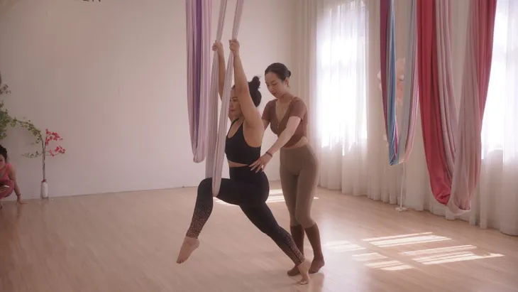 Yoga bay: Môn thể thao kết hợp nghệ thuật và tăng cường sức khỏe - Ảnh 3. Yoga bay: Môn thể thao kết hợp nghệ thuật và tăng cường sức khỏe - Ảnh 3.