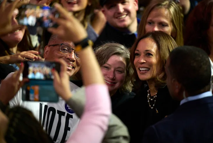 Bà Harris chỉ trích bình luận của ông Trump tại cuộc mít-tinh ở Pennsylvania - Ảnh 1. Bà Harris chỉ trích bình luận của ông Trump tại cuộc mít-tinh ở Pennsylvania - Ảnh 1.