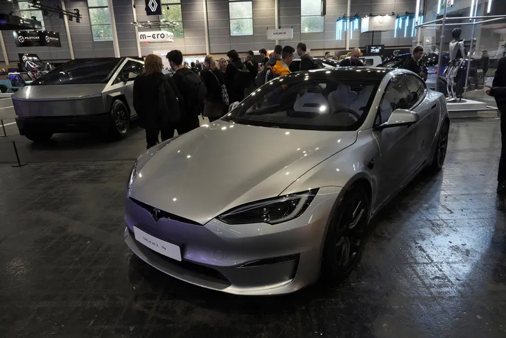 Pháp điều tra vụ cháy xe Tesla khiến 4 người thiệt mạng - Ảnh 1. Pháp điều tra vụ cháy xe Tesla khiến 4 người thiệt mạng - Ảnh 1.