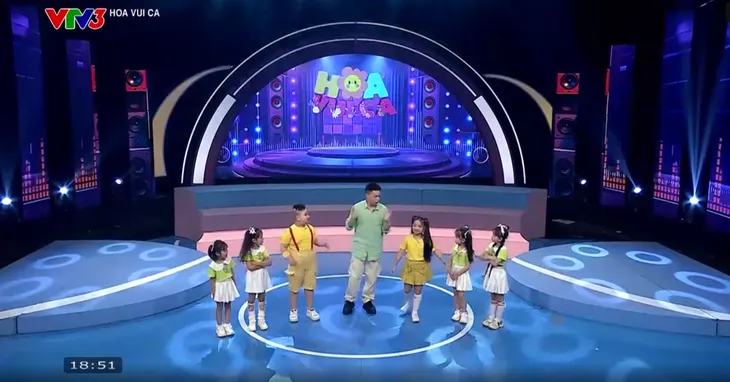 Hoa vui ca: Tập nhảy ca khúc Vòng tay ba mẹ - Ảnh 2. Hoa vui ca: Tập nhảy ca khúc Vòng tay ba mẹ - Ảnh 2.