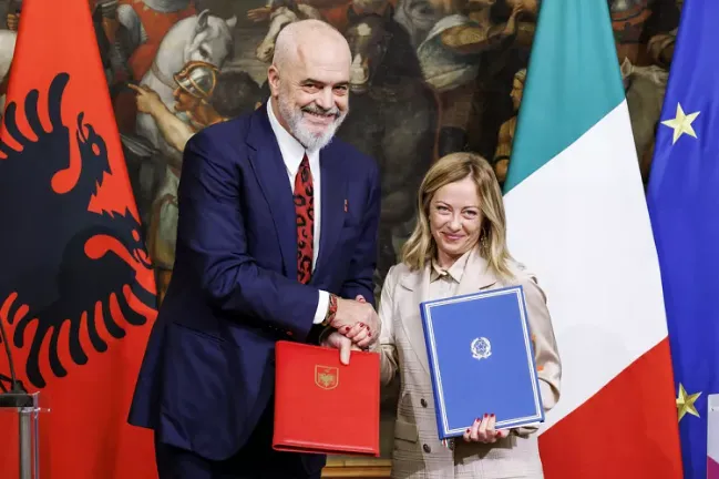 Italy gửi nhóm 16 người di cư đầu tiên đến các trung tâm tị nạn ở Albania - Ảnh 1. Italy gửi nhóm 16 người di cư đầu tiên đến các trung tâm tị nạn ở Albania - Ảnh 1.