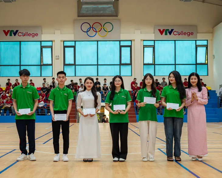 Trường Cao đẳng Truyền hình khai giảng năm học 2024-2025 của hệ Cao đẳng và chào Tân sinh viên khóa 20 - Ảnh 4. Trường Cao đẳng Truyền hình khai giảng năm học 2024-2025 của hệ Cao đẳng và chào Tân sinh viên khóa 20 - Ảnh 4.