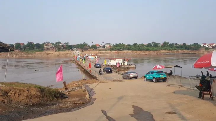 Khẩn cấp tạm dừng hoạt động cầu phao Phong Châu - Ảnh 1. Khẩn cấp tạm dừng hoạt động cầu phao Phong Châu - Ảnh 1.