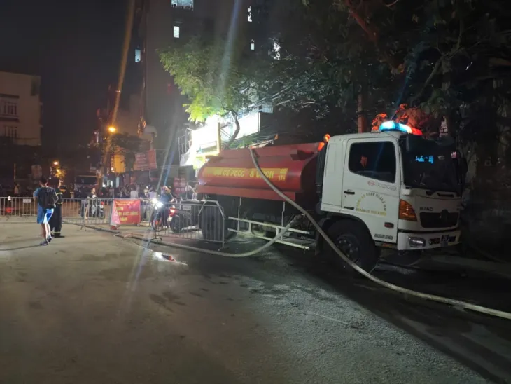 Cháy lớn tại kho chứa hàng ở Hà Nội, nhiều hộ dân phải di dời - Ảnh 3. Cháy lớn tại kho chứa hàng ở Hà Nội, nhiều hộ dân phải di dời - Ảnh 3.