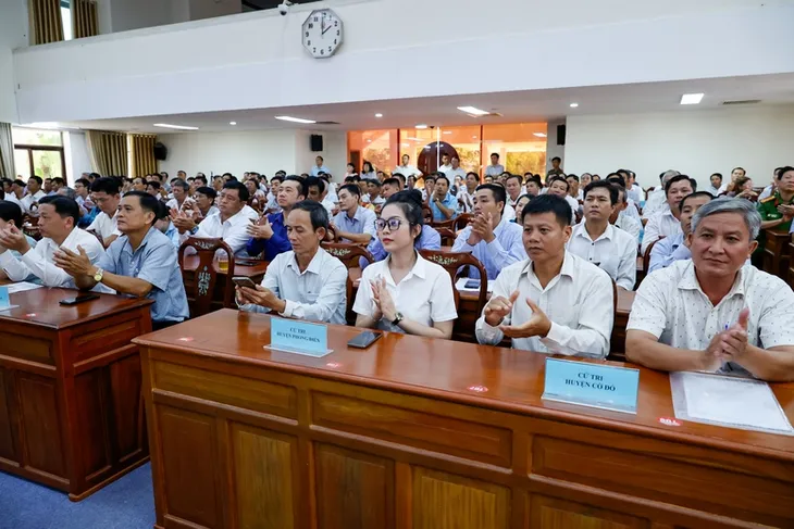 Thủ tướng Phạm Minh Chính tiếp xúc cử tri Cần Thơ trước kỳ họp thứ 8, Quốc hội khóa XV - Ảnh 1. Thủ tướng Phạm Minh Chính tiếp xúc cử tri Cần Thơ trước kỳ họp thứ 8, Quốc hội khóa XV - Ảnh 1.