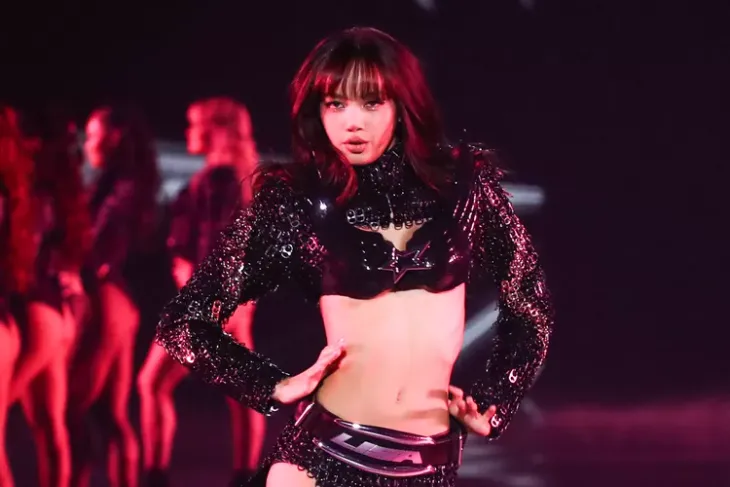 Lisa (BLACKPINK) mở màn show diễn nội y Victoria’s Secret - Ảnh 1. Lisa (BLACKPINK) mở màn show diễn nội y Victoria’s Secret - Ảnh 1.