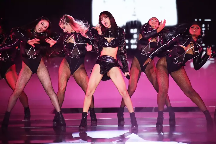 Lisa (BLACKPINK) mở màn show diễn nội y Victoria’s Secret - Ảnh 3. Lisa (BLACKPINK) mở màn show diễn nội y Victoria’s Secret - Ảnh 3.