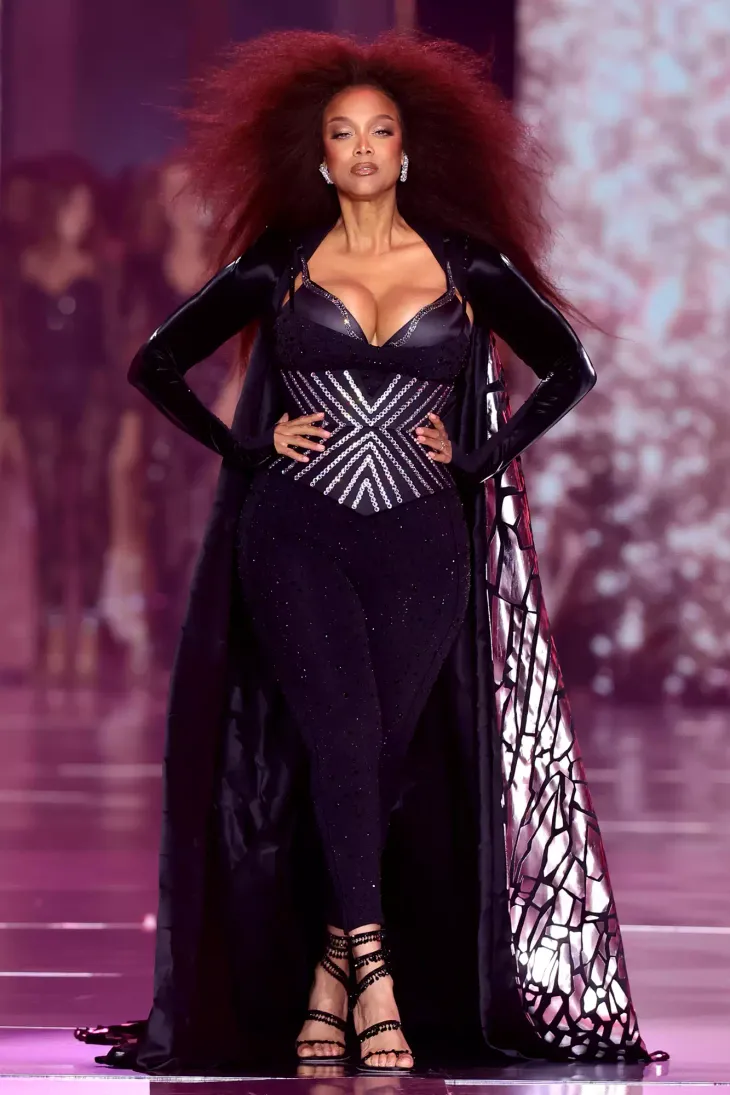 Siêu mẫu Tyra Banks trở lại hoành tráng trên sàn diễn Victorias Secret - Ảnh 1. Siêu mẫu Tyra Banks trở lại hoành tráng trên sàn diễn Victorias Secret - Ảnh 1.