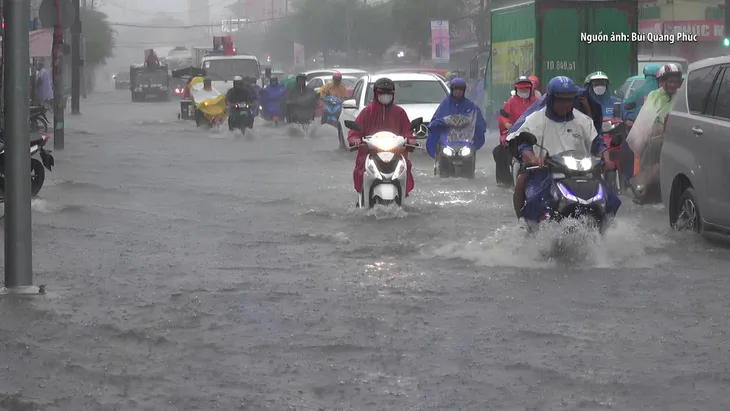 TP Hồ Chí Minh: Nhiều tuyến đường ngập sâu do mưa lớn cùng triều cường cao - Ảnh 1. TP Hồ Chí Minh: Nhiều tuyến đường ngập sâu do mưa lớn cùng triều cường cao - Ảnh 1.