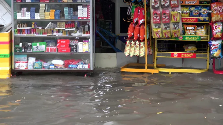 TP Hồ Chí Minh: Nhiều tuyến đường ngập sâu do mưa lớn cùng triều cường cao - Ảnh 3. TP Hồ Chí Minh: Nhiều tuyến đường ngập sâu do mưa lớn cùng triều cường cao - Ảnh 3.