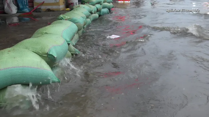 TP Hồ Chí Minh: Nhiều tuyến đường ngập sâu do mưa lớn cùng triều cường cao - Ảnh 4. TP Hồ Chí Minh: Nhiều tuyến đường ngập sâu do mưa lớn cùng triều cường cao - Ảnh 4.