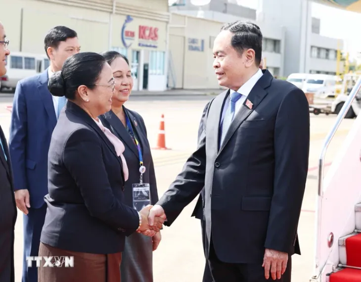 Chủ tịch Quốc hội đến Vientiane, bắt đầu thăm chính thức Lào và dự Đại hội đồng AIPA-45 - Ảnh 4. Chủ tịch Quốc hội đến Vientiane, bắt đầu thăm chính thức Lào và dự Đại hội đồng AIPA-45 - Ảnh 4.