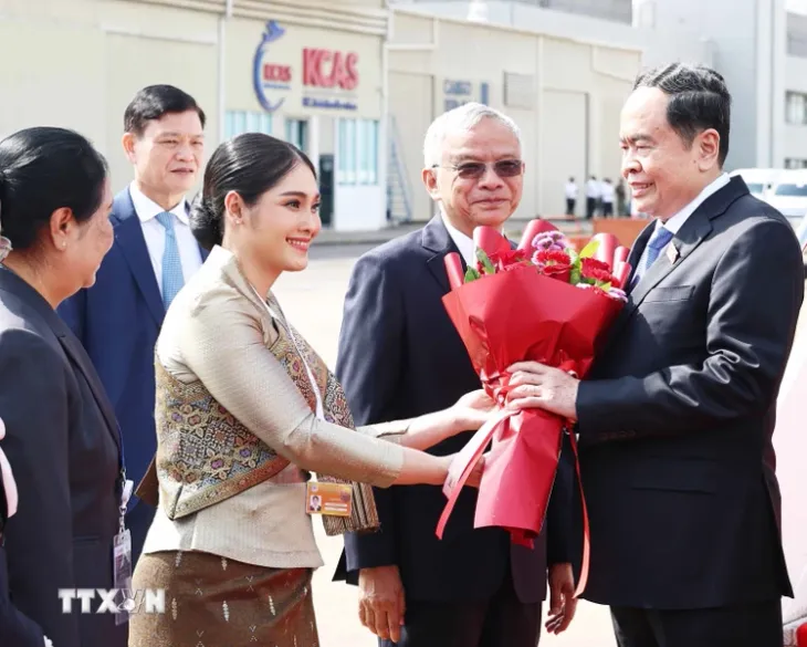 Chủ tịch Quốc hội đến Vientiane, bắt đầu thăm chính thức Lào và dự Đại hội đồng AIPA-45 - Ảnh 5. Chủ tịch Quốc hội đến Vientiane, bắt đầu thăm chính thức Lào và dự Đại hội đồng AIPA-45 - Ảnh 5.