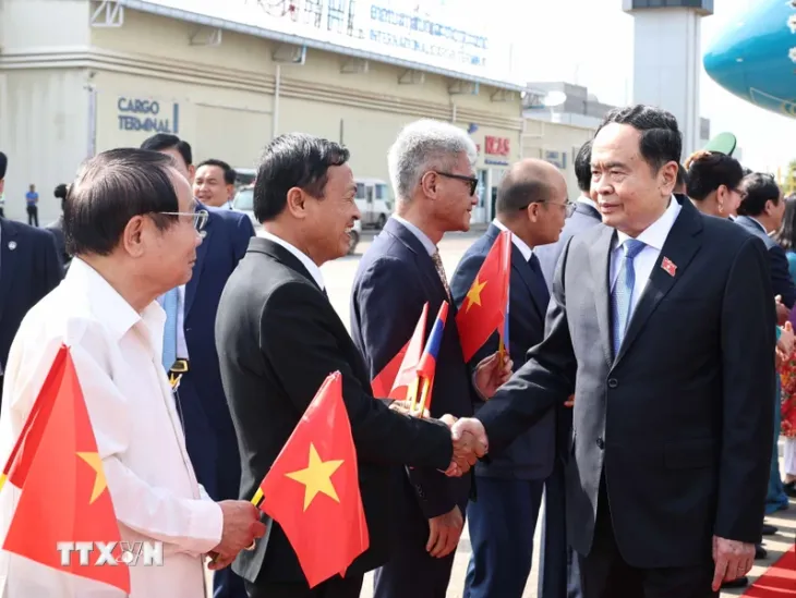 Chủ tịch Quốc hội đến Vientiane, bắt đầu thăm chính thức Lào và dự Đại hội đồng AIPA-45 - Ảnh 6. Chủ tịch Quốc hội đến Vientiane, bắt đầu thăm chính thức Lào và dự Đại hội đồng AIPA-45 - Ảnh 6.