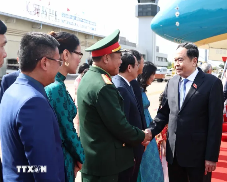 Chủ tịch Quốc hội đến Vientiane, bắt đầu thăm chính thức Lào và dự Đại hội đồng AIPA-45 - Ảnh 7. Chủ tịch Quốc hội đến Vientiane, bắt đầu thăm chính thức Lào và dự Đại hội đồng AIPA-45 - Ảnh 7.