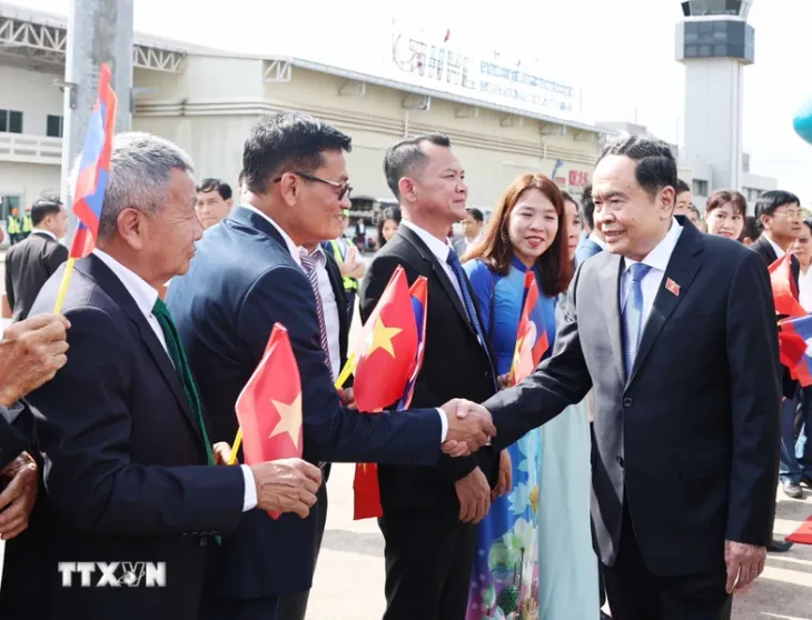 Chủ tịch Quốc hội đến Vientiane, bắt đầu thăm chính thức Lào và dự Đại hội đồng AIPA-45 - Ảnh 8. Chủ tịch Quốc hội đến Vientiane, bắt đầu thăm chính thức Lào và dự Đại hội đồng AIPA-45 - Ảnh 8.