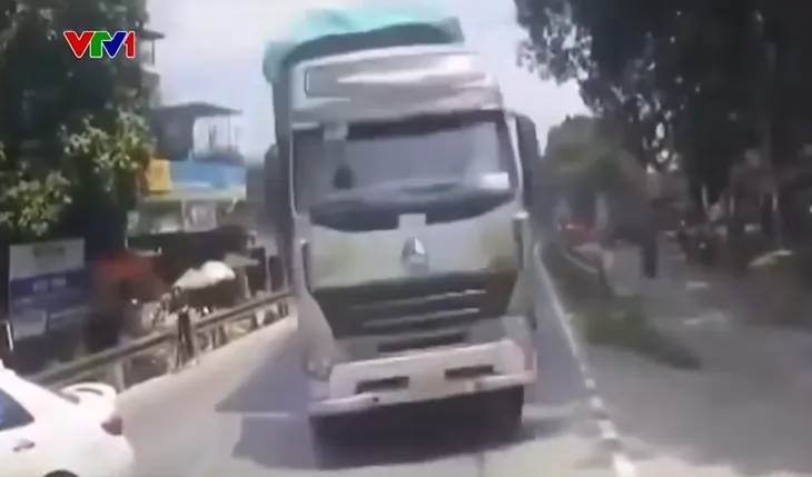 Thiếu quan sát và đi tốc độ cao, xe tải đâm thẳng vào xe đối diện - Ảnh 1. Thiếu quan sát và đi tốc độ cao, xe tải đâm thẳng vào xe đối diện - Ảnh 1.