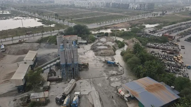 Hà Nội: Bất chấp lệnh cấm, trạm trộn bê tông vẫn tiếp tục xả thải ra môi trường - Ảnh 2. Hà Nội: Bất chấp lệnh cấm, trạm trộn bê tông vẫn tiếp tục xả thải ra môi trường - Ảnh 2.