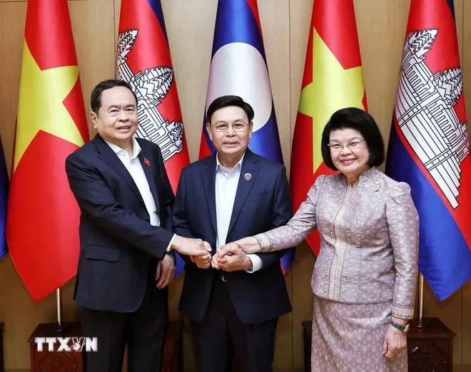 Ba Chủ tịch Quốc hội Việt Nam - Lào - Campuchia ăn sáng làm việc - Ảnh 2. Ba Chủ tịch Quốc hội Việt Nam - Lào - Campuchia ăn sáng làm việc - Ảnh 2.
