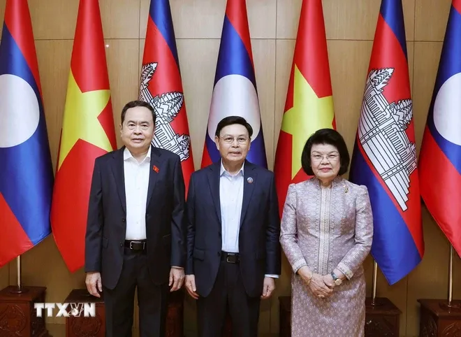 Ba Chủ tịch Quốc hội Việt Nam - Lào - Campuchia ăn sáng làm việc - Ảnh 1. Ba Chủ tịch Quốc hội Việt Nam - Lào - Campuchia ăn sáng làm việc - Ảnh 1.