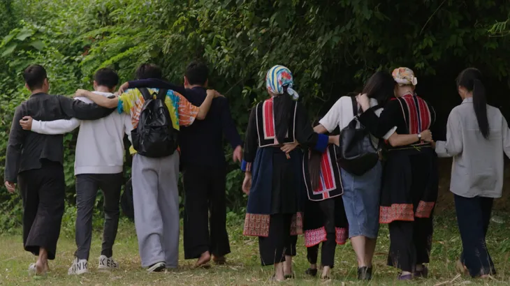 Đi giữa trời rực rỡ - Tập cuối: Pu Chải về thăm bản, kết phim đẹp như mơ - Ảnh 9. Đi giữa trời rực rỡ - Tập cuối: Pu Chải về thăm bản, kết phim đẹp như mơ - Ảnh 9.