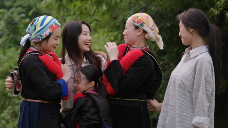 Đi giữa trời rực rỡ - Tập cuối: Pu Chải về thăm bản, kết phim đẹp như mơ - Ảnh 8. Đi giữa trời rực rỡ - Tập cuối: Pu Chải về thăm bản, kết phim đẹp như mơ - Ảnh 8.